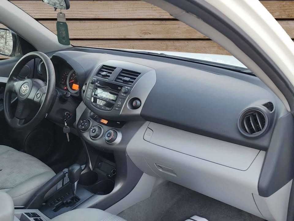 
								2011 Toyota RAV4 Sport Utility full									