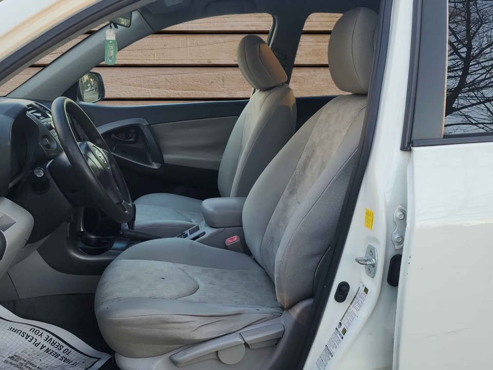 
								2011 Toyota RAV4 Sport Utility full									