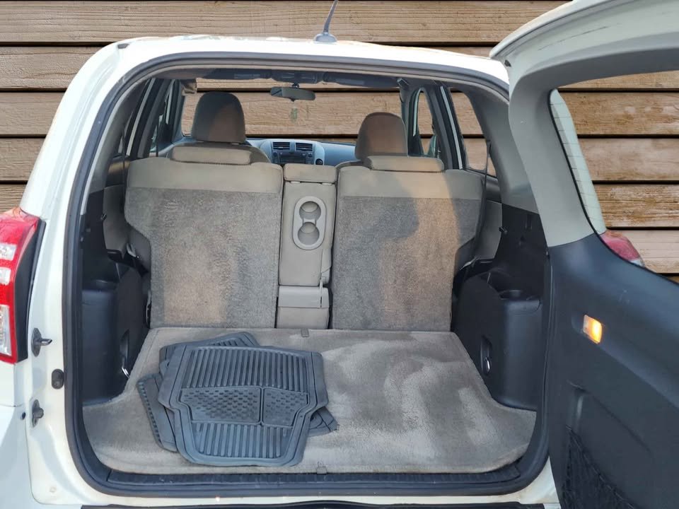 
								2011 Toyota RAV4 Sport Utility full									