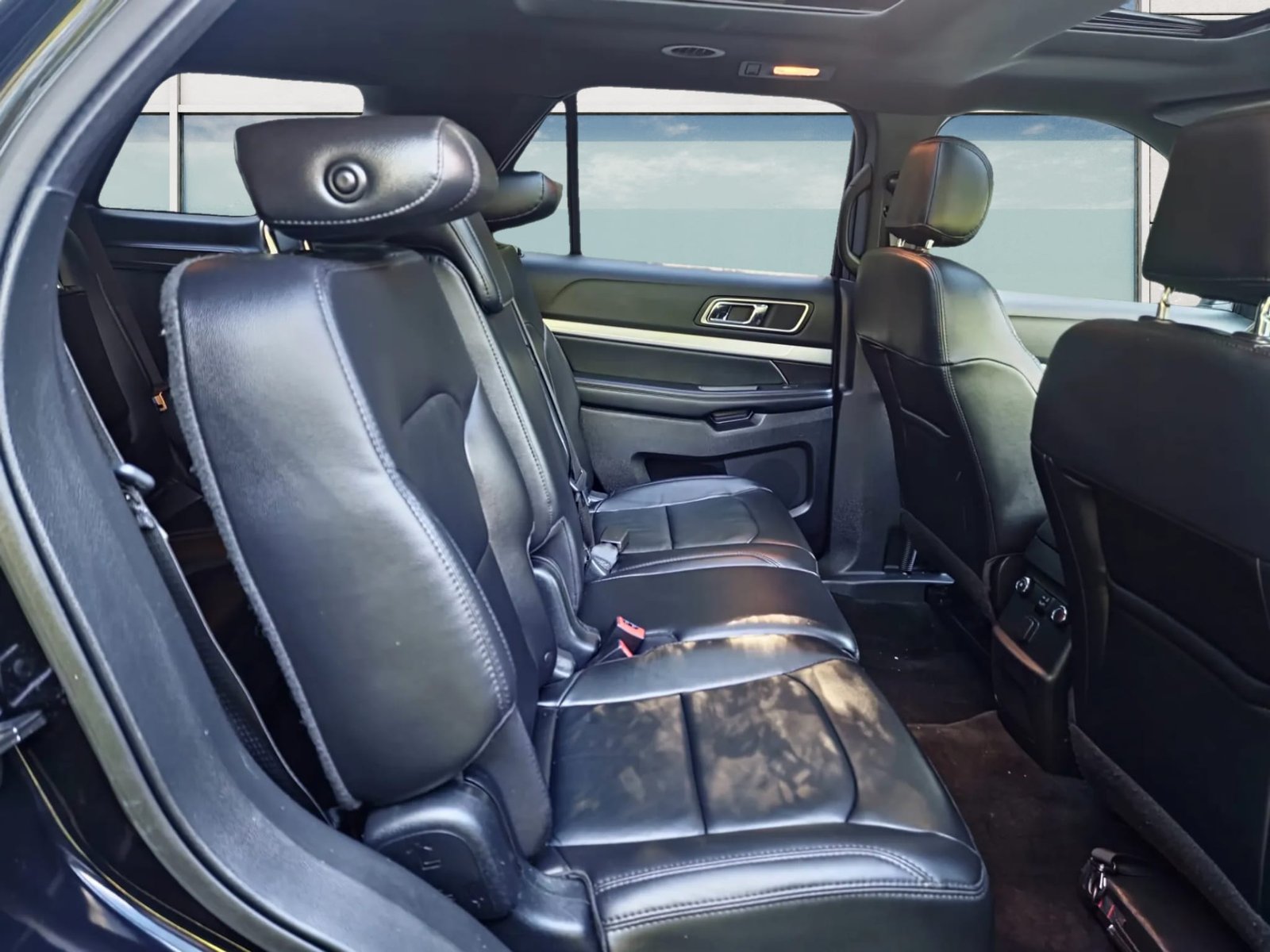 
								2017 Ford Explorer XLT full									