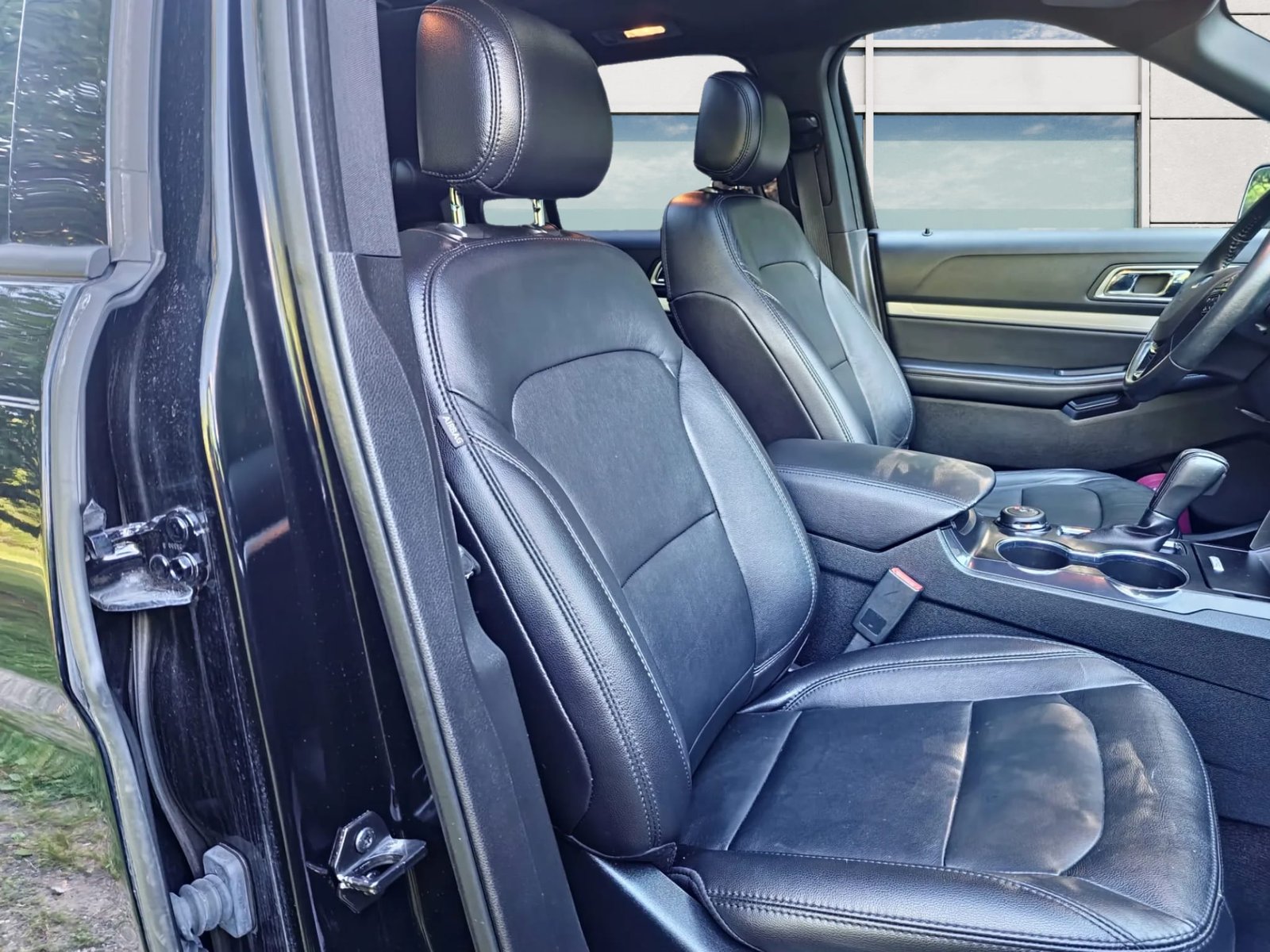 
								2017 Ford Explorer XLT full									