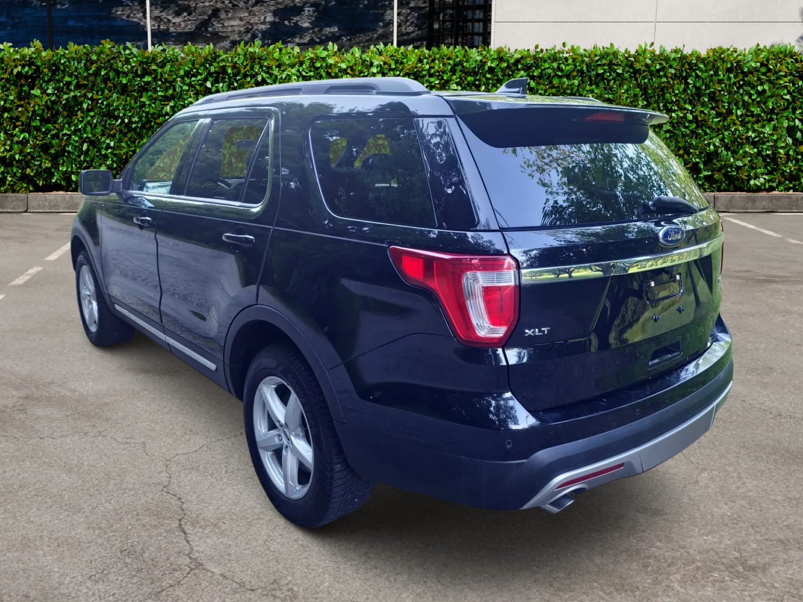 
								2017 Ford Explorer XLT full									