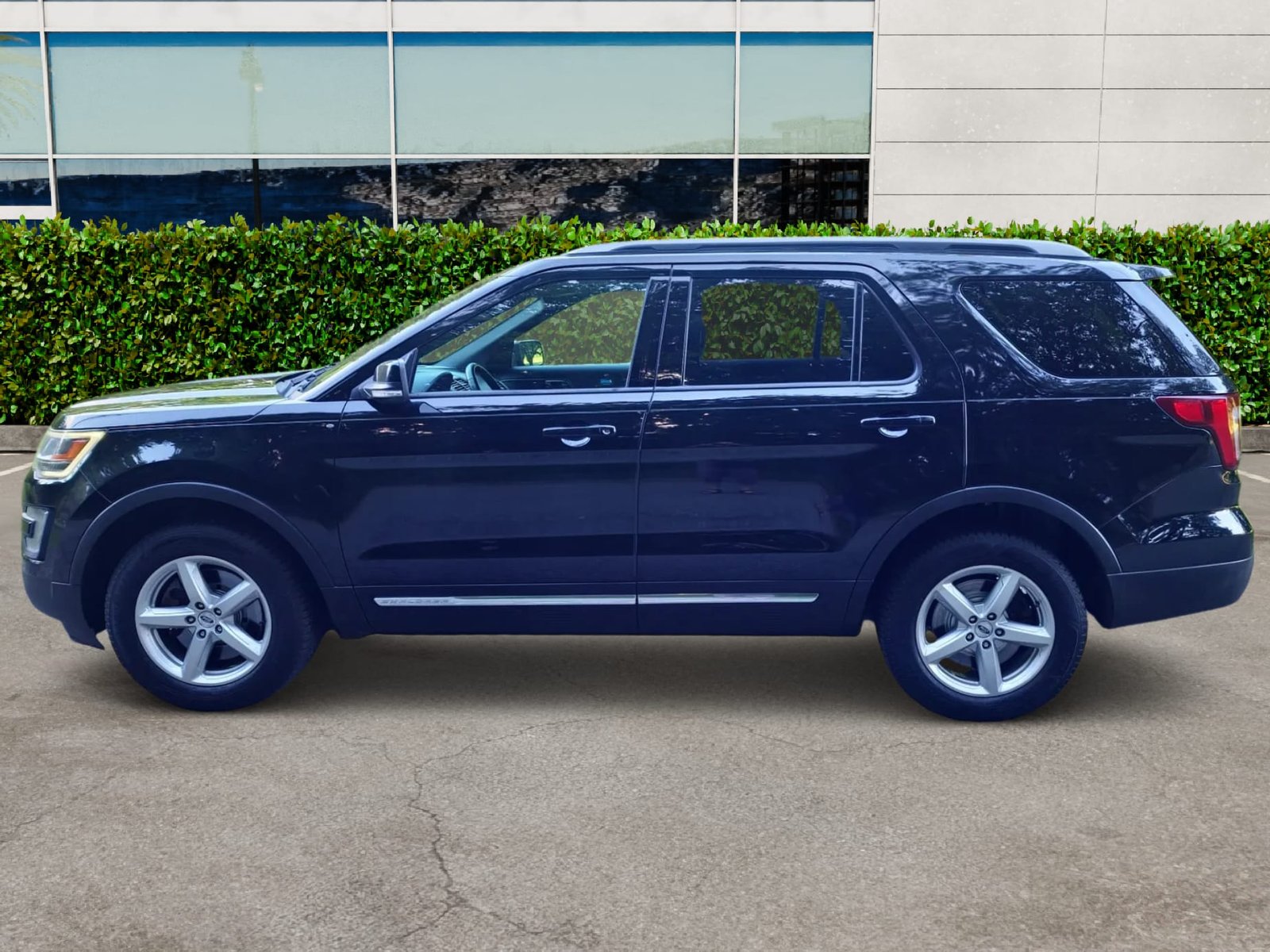 
								2017 Ford Explorer XLT full									
