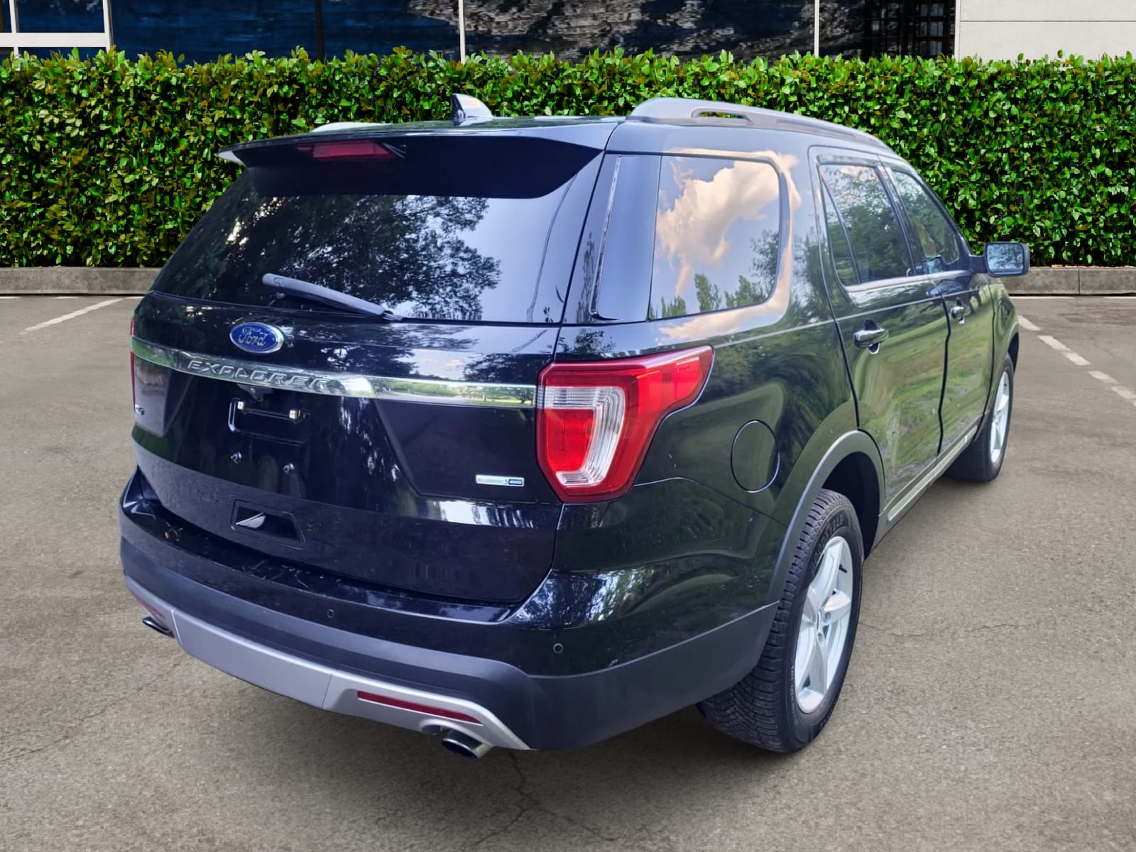 
								2017 Ford Explorer XLT full									